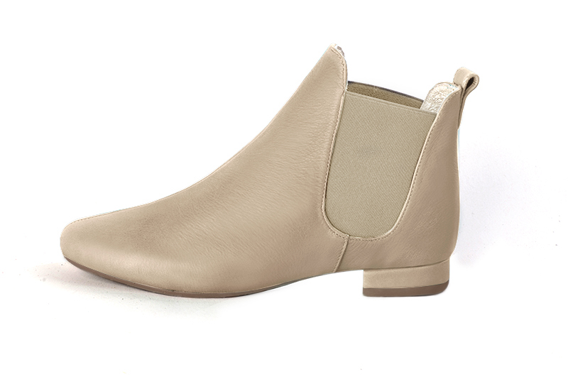 Tan beige women's ankle boots, with elastics. Round toe. Flat block heels. Profile view - Florence KOOIJMAN